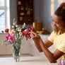 Kép 6/7 - LEGO® Botanicals Rózsaszín virágcsokor, virágdekoráció 10342