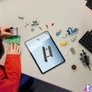 Kép 4/7 - LEGO® Fortnite® Peely és Sparkplug táborhelye, videójátékon alapuló építőszett 77075