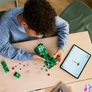 Kép 4/7 - LEGO® Minecraft® A Creeper™, videójátékon alapuló dekoráció, és akciófigurát rejtő építőjáték 21276