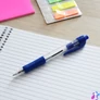 Kép 5/9 - Golyóstoll 0,7mm, nyomógombos, gumírozott fogórész, kék átlátszó test, Bluering® R2, írásszín kék