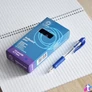 Kép 7/9 - Golyóstoll 0,7mm, nyomógombos, gumírozott fogórész, kék átlátszó test, Bluering® R2, írásszín kék